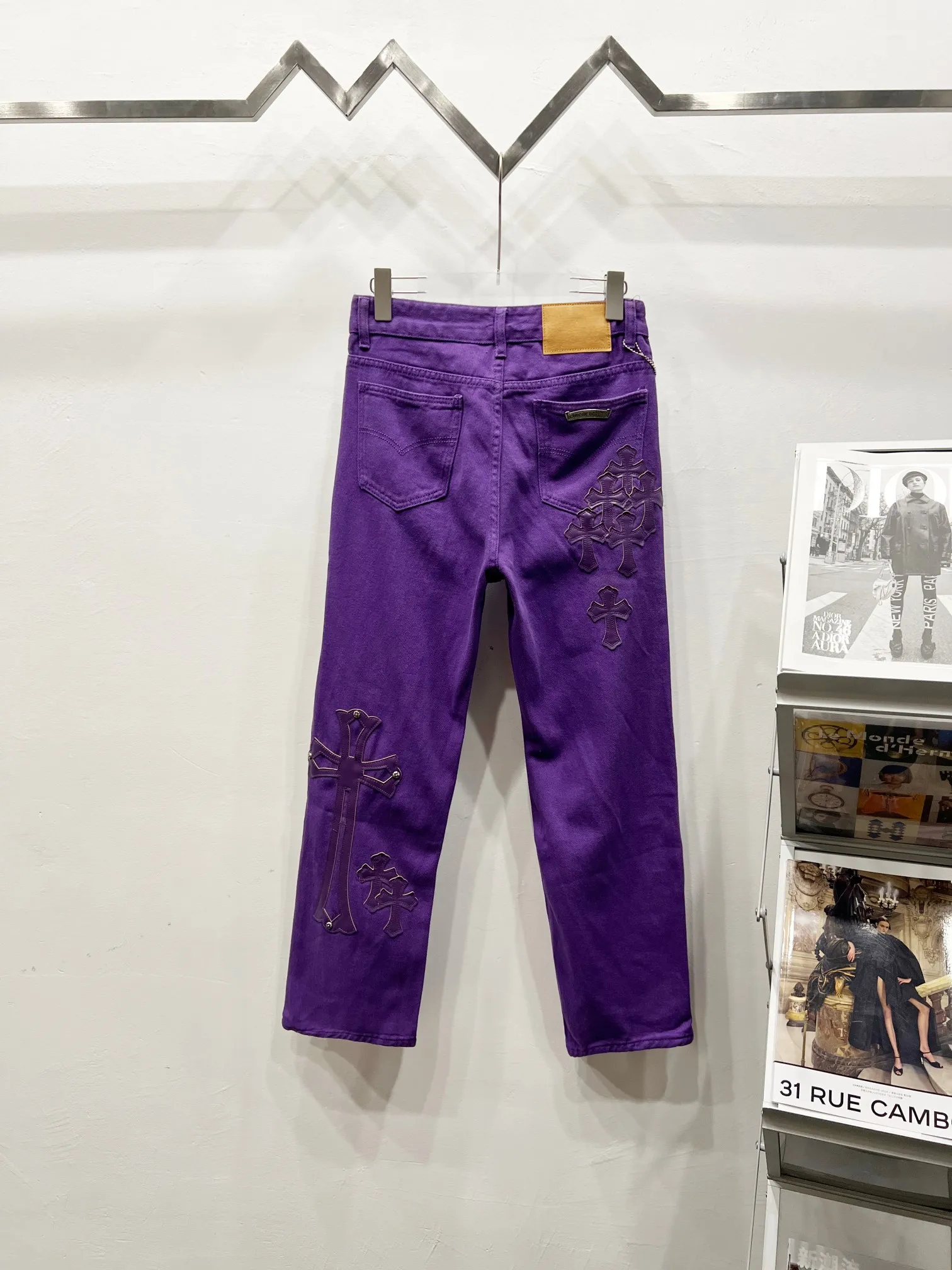 P250 model number: Chrome Hearts CH Chrome’s latest purple patchwork leather jeans exude unruly personality and unique charm. Every wear and tear is carefully designed to present a unique artistic feel. Made of imported denim fabric, which has undergone heavy industrial washing and destruction treatment, the trousers show a super cool effect on the upper body, allowing you to dominate the fashion stage.  This is more than just a pair of jeans, it is an expression of attitude. With its unique design concept and ultimate pursuit of details, Croxin breaks traditional boundaries and defines the jeans trend in the new era. The trousers are made of double-layer woven fabric and matched with customized hardware, showing an incomparably beautiful and unique style, making every wearer the focus of fashion. Imported denim fabric, super heavy-duty washed and damaged, the upper body is super cool! Customized hardware, incomparably good-looking style. The production process is difficult. It has a high-street feel. Color: Purple Size: S M L XL
